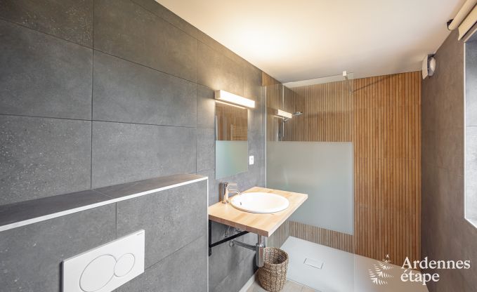 Ruime luxe villa in hartje Durbuy: Ideale groepsaccommodatie voor 20 personen met sauna, privtuin en bar