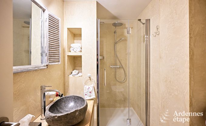 Charmant vakantiehuis voor 8 personen in Hamois met 4 slaapkamers, 3 badkamers, priv�tuin, speelruimte en terras aan het water