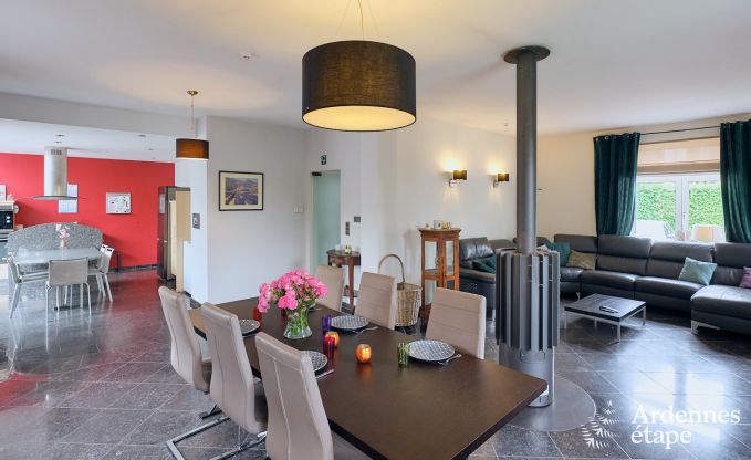 Ruime vakantiehuis bestaand uit twee aan elkaar geschakelde gebouwen in Han-sur-Lesse voor 13 personen met binnenzwembad