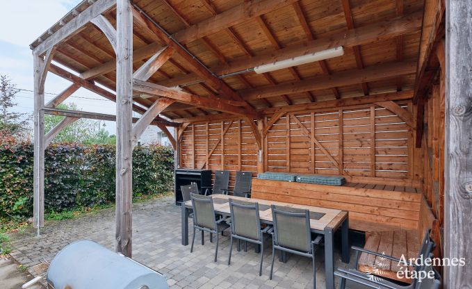 Ruime vakantiehuis bestaand uit twee aan elkaar geschakelde gebouwen in Han-sur-Lesse voor 13 personen met binnenzwembad