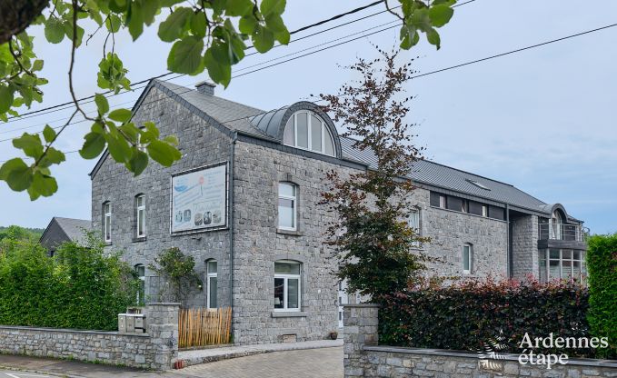 Ruime vakantiehuis bestaand uit twee aan elkaar geschakelde gebouwen in Han-sur-Lesse voor 13 personen met binnenzwembad