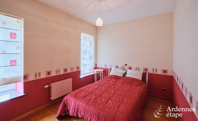 Ruime vakantiehuis bestaand uit twee aan elkaar geschakelde gebouwen in Han-sur-Lesse voor 13 personen met binnenzwembad