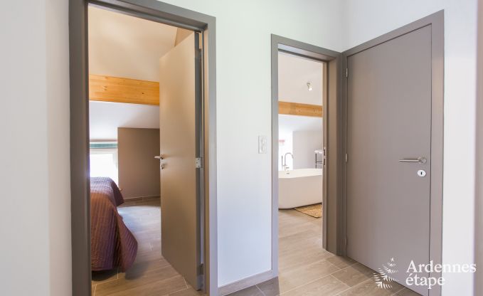 Ruime vakantiehuis bestaand uit twee aan elkaar geschakelde gebouwen in Han-sur-Lesse voor 13 personen met binnenzwembad