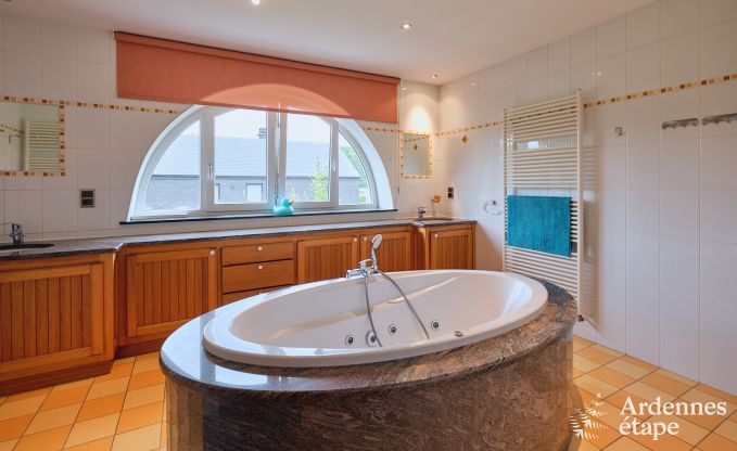 Ruime vakantiehuis bestaand uit twee aan elkaar geschakelde gebouwen in Han-sur-Lesse voor 13 personen met binnenzwembad