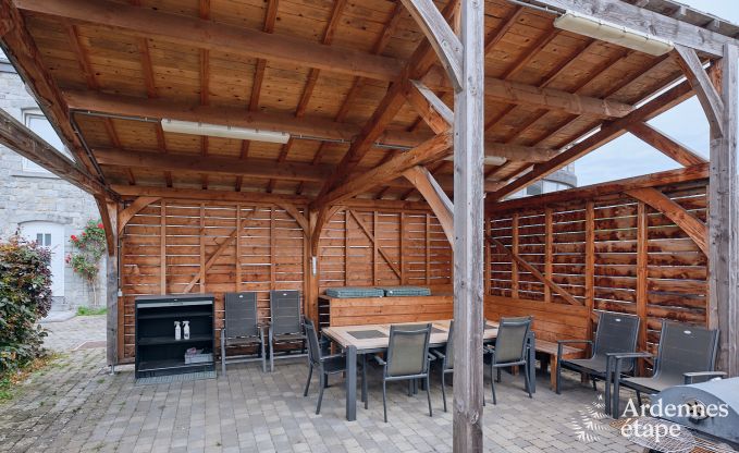 Ruime vakantiehuis bestaand uit twee aan elkaar geschakelde gebouwen in Han-sur-Lesse voor 13 personen met binnenzwembad