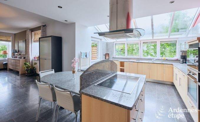 Ruime vakantiehuis bestaand uit twee aan elkaar geschakelde gebouwen in Han-sur-Lesse voor 13 personen met binnenzwembad