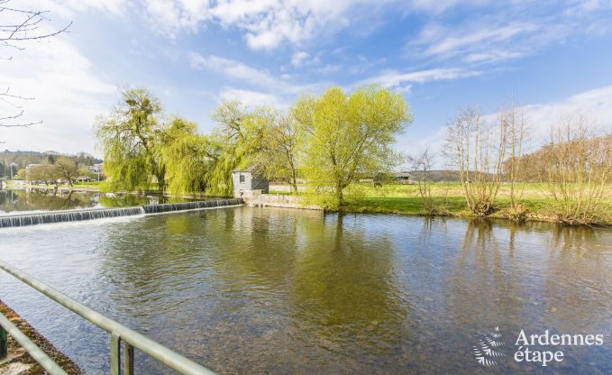 Ruime vakantiehuis bestaand uit twee aan elkaar geschakelde gebouwen in Han-sur-Lesse voor 13 personen met binnenzwembad