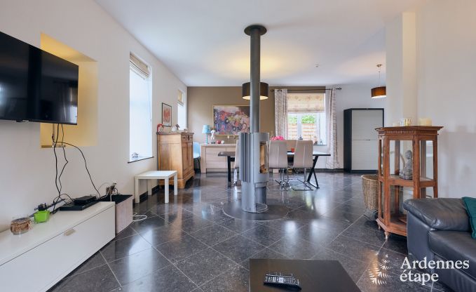 Ruime vakantiehuis bestaand uit twee aan elkaar geschakelde gebouwen in Han-sur-Lesse voor 13 personen met binnenzwembad