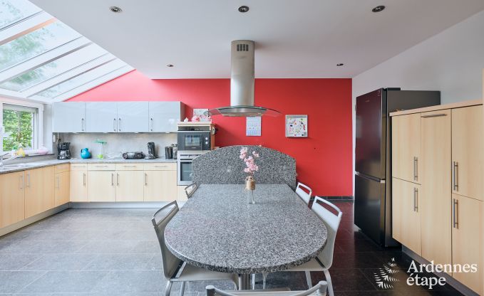 Ruime vakantiehuis bestaand uit twee aan elkaar geschakelde gebouwen in Han-sur-Lesse voor 13 personen met binnenzwembad