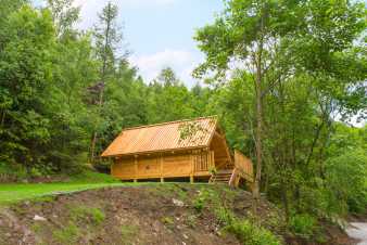 Betoverende hut in hout te huur voor romantisch verblijf in Houffalize
