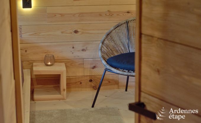 Ruime chalet aan het water voor 6 personen met houtkachel, barbecue en priv�terras in La Roche-en-Ardenne