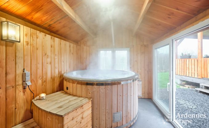 Rust verzekerd in deze charmante chalet voor 4 personen met hottub in de natuurlijke omgeving van Libin