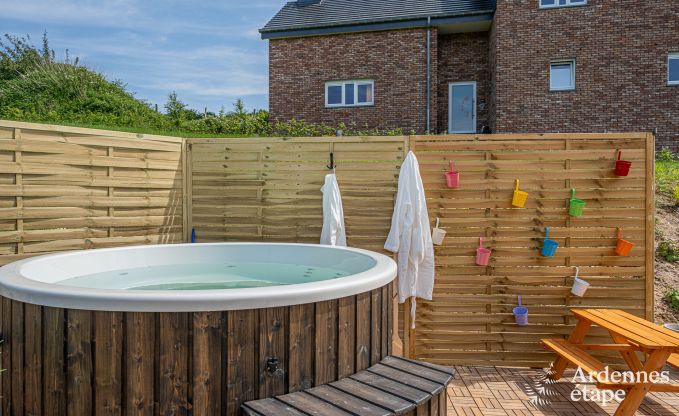 Tiny house voor 6 personen (max 4 volwassenen) met 3 slaapkamers, hottub, speeltuin en barbecue vlakbij Malmedy
