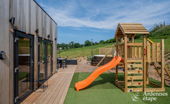 Tiny house voor 6 personen (max 4 volwassenen) met 3 slaapkamers, hottub, speeltuin en barbecue vlakbij Malmedy