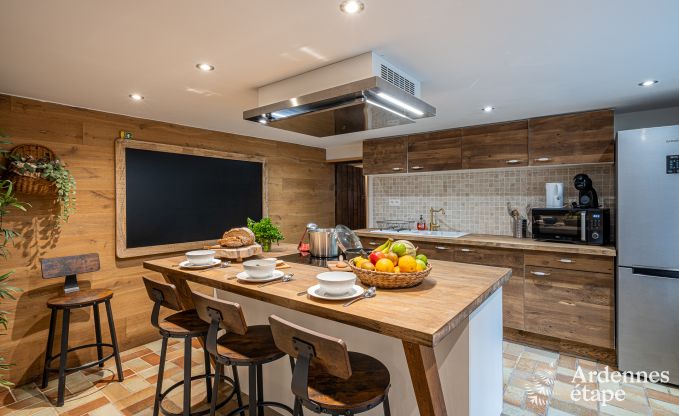 Charmant vakantiehuis in Manhay voor 8 personen, met verwarmd buitenzwembad, privvijver en fietsgarage aan de rand van het bos