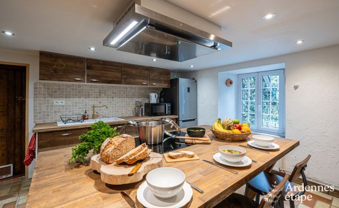 Charmant vakantiehuis in Manhay voor 8 personen, met verwarmd buitenzwembad, privvijver en fietsgarage aan de rand van het bos