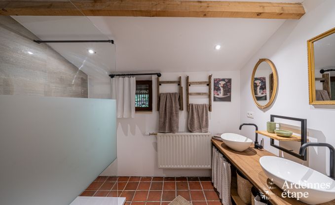 Charmant vakantiehuis in Manhay voor 8 personen, met verwarmd buitenzwembad, privvijver en fietsgarage aan de rand van het bos