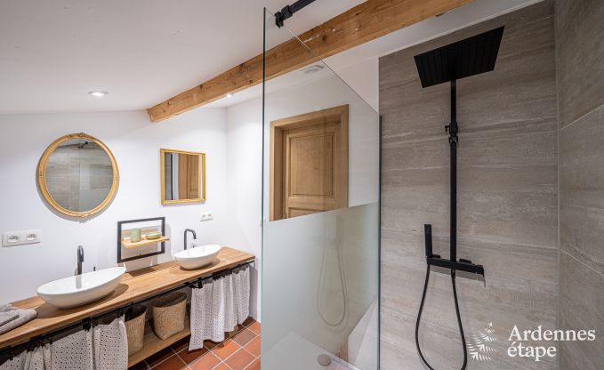 Charmant vakantiehuis in Manhay voor 8 personen, met verwarmd buitenzwembad, privvijver en fietsgarage aan de rand van het bos