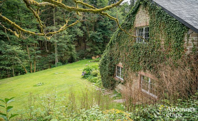 Charmant vakantiehuis in Manhay voor 8 personen, met verwarmd buitenzwembad, privvijver en fietsgarage aan de rand van het bos