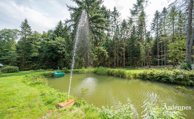 Charmant vakantiehuis in Manhay voor 8 personen, met verwarmd buitenzwembad, privvijver en fietsgarage aan de rand van het bos