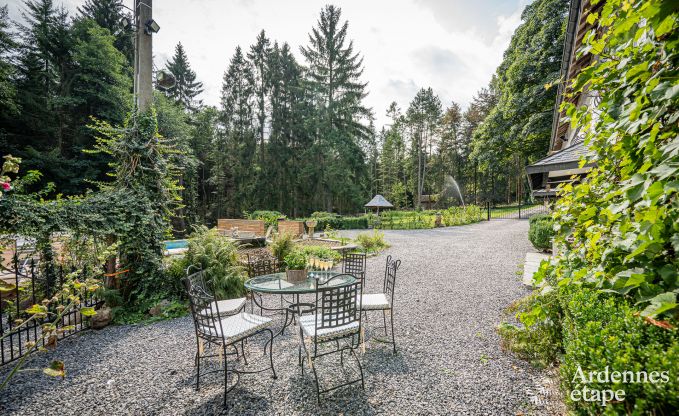 Charmant vakantiehuis in Manhay voor 8 personen, met verwarmd buitenzwembad, privvijver en fietsgarage aan de rand van het bos