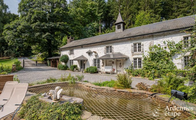 Charmant vakantiehuis in Manhay voor 8 personen, met verwarmd buitenzwembad, privvijver en fietsgarage aan de rand van het bos