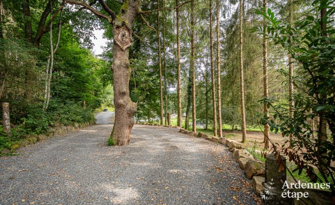 Charmant vakantiehuis in Manhay voor 8 personen, met verwarmd buitenzwembad, privvijver en fietsgarage aan de rand van het bos