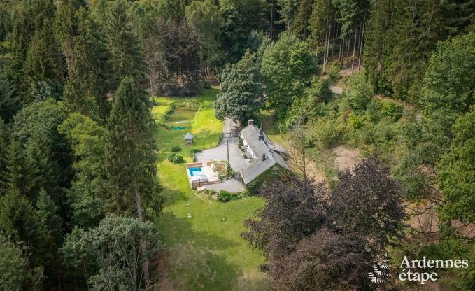 Charmant vakantiehuis in Manhay voor 8 personen, met verwarmd buitenzwembad, privvijver en fietsgarage aan de rand van het bos