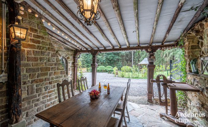 Charmant vakantiehuis in Manhay voor 8 personen, met verwarmd buitenzwembad, privvijver en fietsgarage aan de rand van het bos