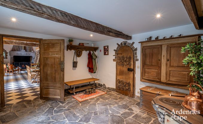 Charmant vakantiehuis in Manhay voor 8 personen, met verwarmd buitenzwembad, privvijver en fietsgarage aan de rand van het bos