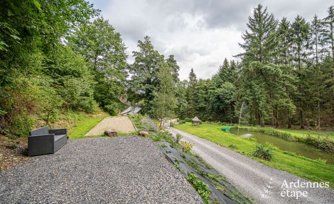 Charmant vakantiehuis in Manhay voor 8 personen, met verwarmd buitenzwembad, privvijver en fietsgarage aan de rand van het bos