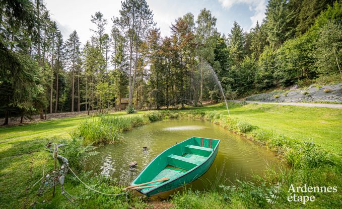Charmant vakantiehuis in Manhay voor 8 personen, met verwarmd buitenzwembad, privvijver en fietsgarage aan de rand van het bos