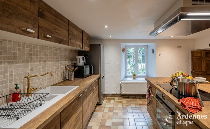 Charmant vakantiehuis in Manhay voor 8 personen, met verwarmd buitenzwembad, privvijver en fietsgarage aan de rand van het bos