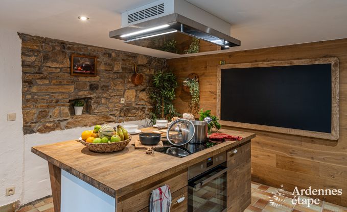 Charmant vakantiehuis in Manhay voor 8 personen, met verwarmd buitenzwembad, privvijver en fietsgarage aan de rand van het bos