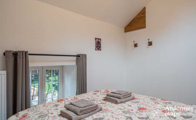 Charmant vakantiehuis in Manhay voor 8 personen, met verwarmd buitenzwembad, privvijver en fietsgarage aan de rand van het bos