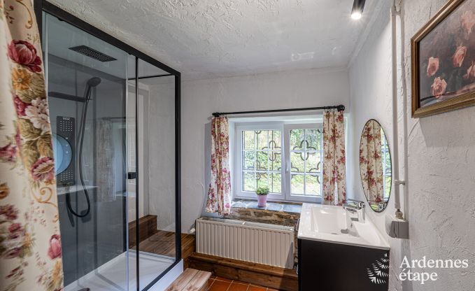 Charmant vakantiehuis in Manhay voor 8 personen, met verwarmd buitenzwembad, privvijver en fietsgarage aan de rand van het bos