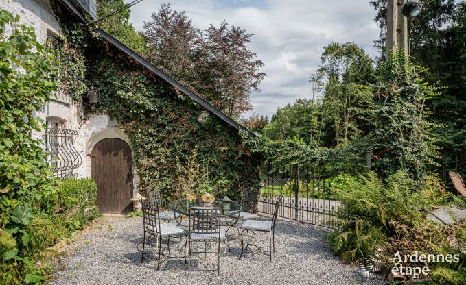 Charmant vakantiehuis in Manhay voor 8 personen, met verwarmd buitenzwembad, privvijver en fietsgarage aan de rand van het bos