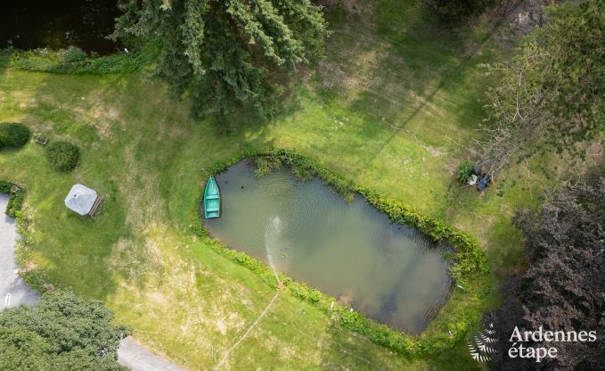 Charmant vakantiehuis in Manhay voor 8 personen, met verwarmd buitenzwembad, privvijver en fietsgarage aan de rand van het bos
