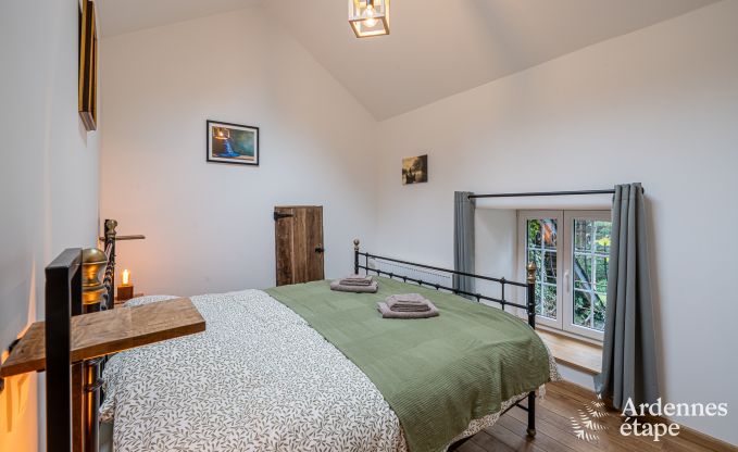 Charmant vakantiehuis in Manhay voor 8 personen, met verwarmd buitenzwembad, privvijver en fietsgarage aan de rand van het bos