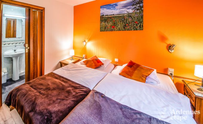 Vakantiewoning voor 41 personen met 22 slaapkamers aan het water in de Ardennen, nabij Maredsous