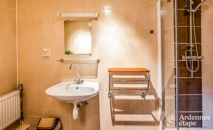 Vakantiewoning voor 41 personen met 22 slaapkamers aan het water in de Ardennen, nabij Maredsous