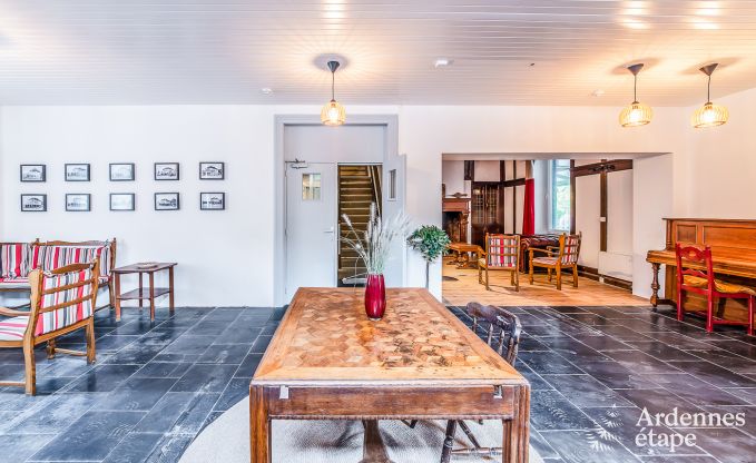 Vakantiewoning voor 41 personen met 22 slaapkamers aan het water in de Ardennen, nabij Maredsous