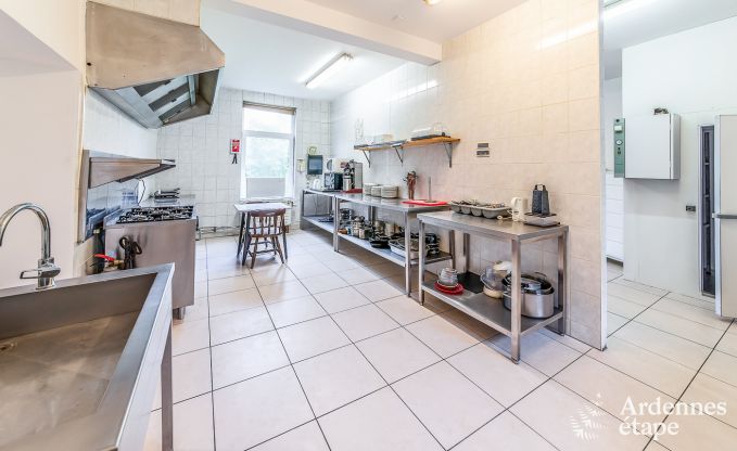 Vakantiewoning voor 41 personen met 22 slaapkamers aan het water in de Ardennen, nabij Maredsous