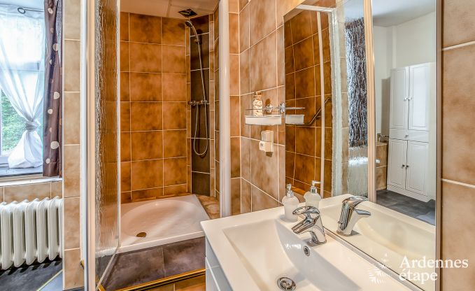 Vakantiewoning voor 41 personen met 22 slaapkamers aan het water in de Ardennen, nabij Maredsous