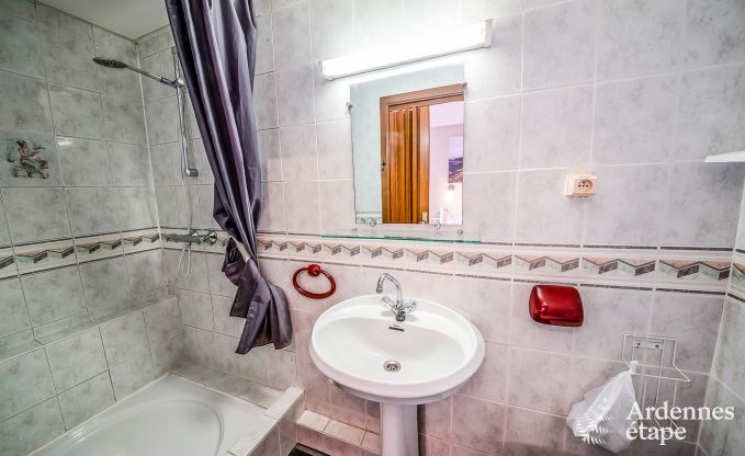 Vakantiewoning voor 41 personen met 22 slaapkamers aan het water in de Ardennen, nabij Maredsous