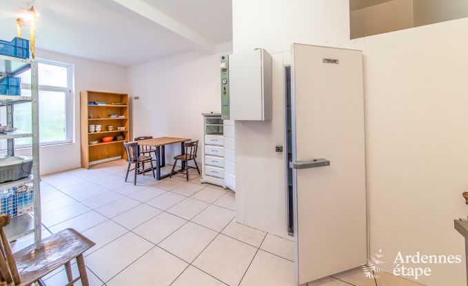 Vakantiewoning voor 41 personen met 22 slaapkamers aan het water in de Ardennen, nabij Maredsous