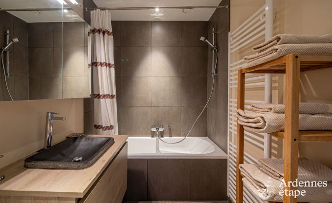 Ruime vakantiewoning in Maredsous voor 18 personen met 6 slaapkamers, 5 badkamers, pizzaoven en grote priv�tuin nabij Dinant en Mettet