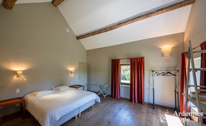 Ruime vakantiewoning in Maredsous voor 18 personen met 6 slaapkamers, 5 badkamers, pizzaoven en grote priv�tuin nabij Dinant en Mettet