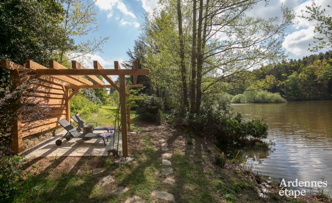 Romantische chalet aan het water voor 2 personen in Momignies