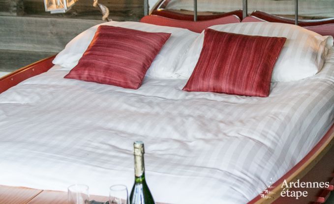 Romantische chalet aan het water voor 2 personen in Momignies